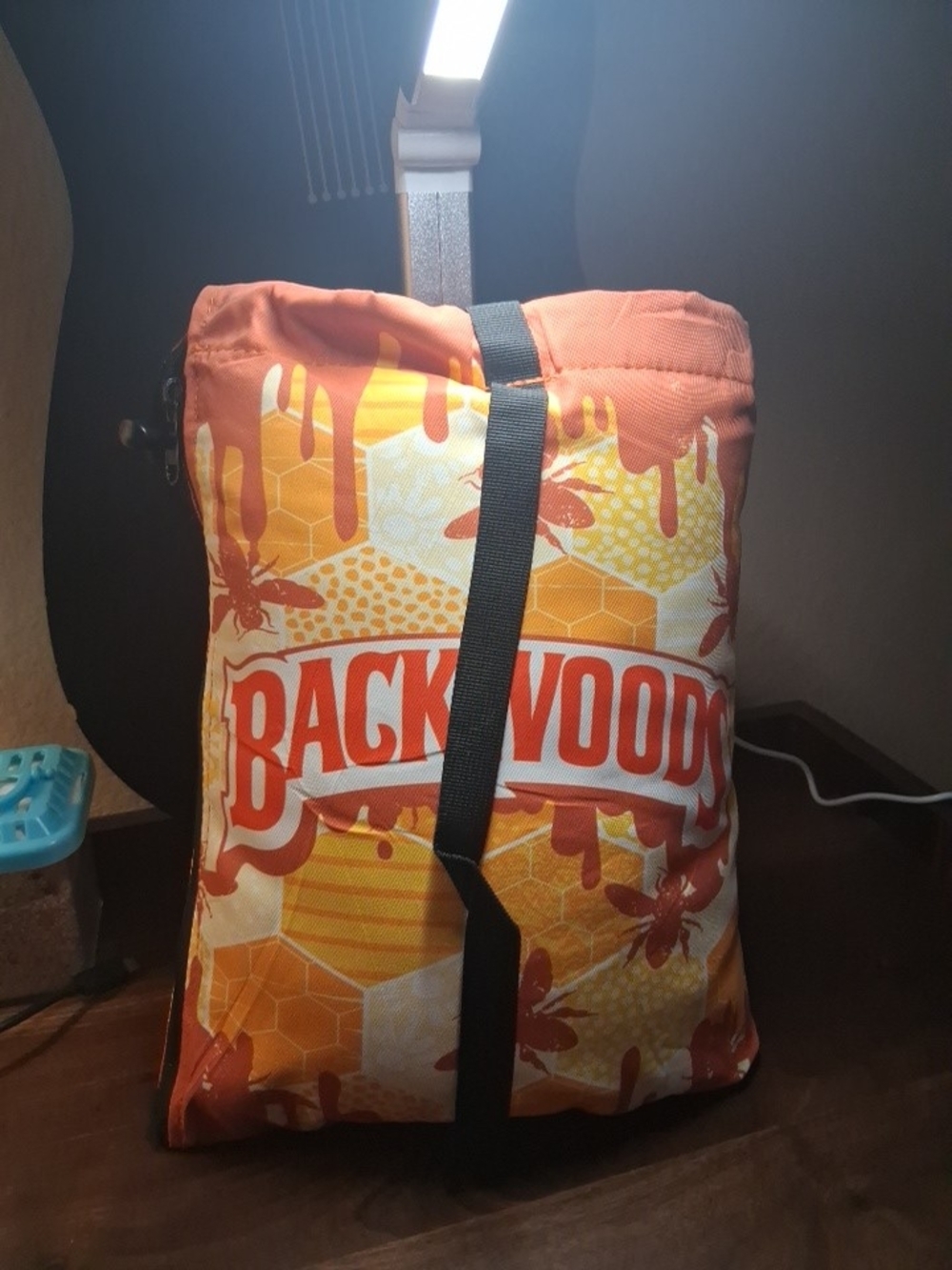 Honey com Graphic Backwoods Glass protecting puffer bag